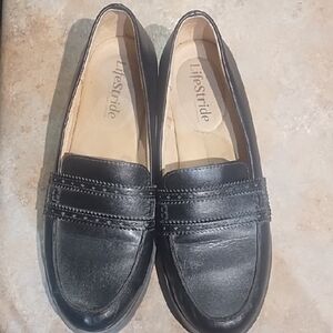#0131 Life Stride Black Women's Slip-On Loafers with Stitched Strap